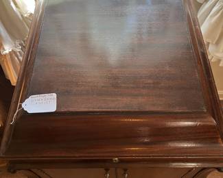 H17 - $125. Victor Victrola floor-standing wind-up phonograph cabinet. Model VV - XIV. Measures 21.5" x 22.75" x 47.25"T. Very good condition.