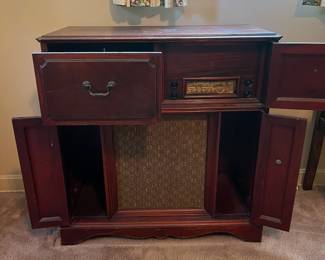 H1- $100. Emerson radio and stereo cabinet. Model 586. Measures 33.25" x 16" x 34.5"T. Surface wear. Not in working condition.