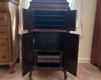 H17 - $125. Victor Victrola floor-standing wind-up phonograph cabinet. Model VV - XIV. Measures 21.5" x 22.75" x 47.25"T. Very good condition.
