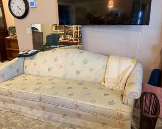 AVAILABLE NOW Nice clean Couch $50 pick up in Mead Washington