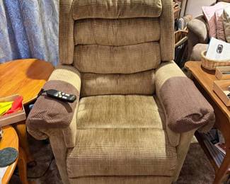 AVAILABLE NOW Lift chair $150 pick up and be Washington