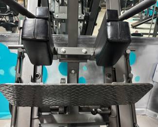Commercial-Grade 45'' Leg Press & Hack Squat Combo Machine: Dual-function design with an adjustable diamond-plate foot platform, thick upholstered shoulder pads for the hack squat position, a flip-and-lock safety mechanism, and an interchangeable backrest/seat setup.