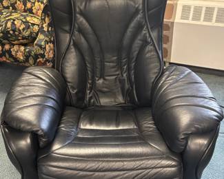 Grate Escape Products "The Executive" Luxury Ergonomic Recliner definition of deep, localized relaxation. This specialized overstuffed executive recliner from Grate Escape Products features an ultra-thick, multi-tiered bolster backrest architecture designed for advanced lumbar cradling. Outfitted with segmented, oversized pillowed armrests and premium full-body contouring, this heavy-duty comfort asset provides an unparalleled, zero-strain seating environment perfect for high-end home theaters or a premium study.