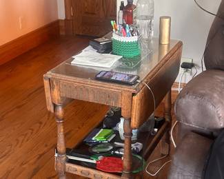Drop leaf end table