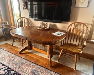 Traditional dining set with two leaves