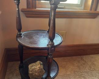 Antique round Tiered table