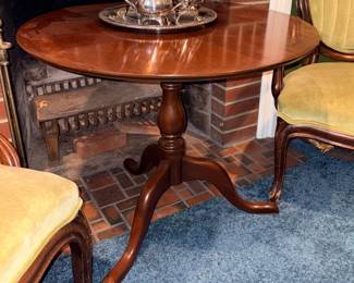 Vtg Harden Queen Anne Style Pedestal Tea Table!
