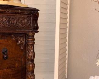 Louvered Bi-Fold Closet Door!