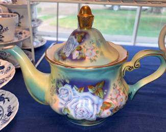 Teapot w/Blue Roses & Gold Trim!