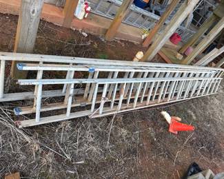 Aluminum extension ladder