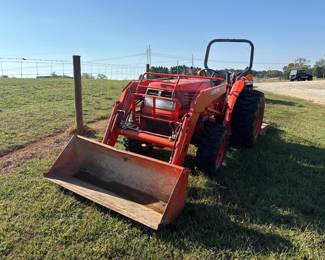 Kubota L4200 tractor - front and loader view