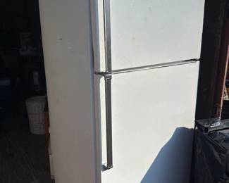 Top-freezer refrigerator