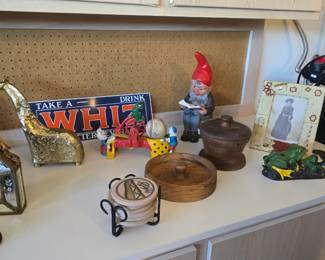 COASTERS, FIGURINES, DECORATIVE ITEMS