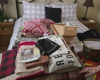 QUEEN BED & QUILTS