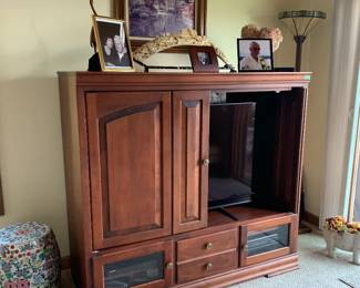 TV cabinet with 1 drawer, 2 glass-front storage areas & 2 doors to hide tv