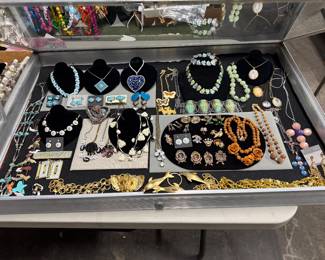 Vintage Jewelry 1900 - 1990