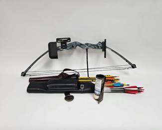 Lot #71 CK071. Hoyt USA Raider Compound Bow, 25 lb Draw, with Quiver & Arrows, Wrist Guard