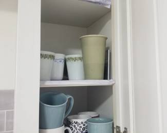 Mugs & beverage holders