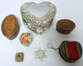 1048 ASSORTED BOXES INCLUDING MUSICAL JEWELRY, LEATHER, PILL, AND BOX WITH GLASS KISS