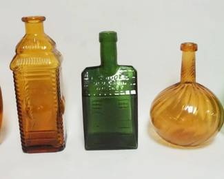 1034 CONTEMPORARY COLONIAL STYLE GLASS FLASKS & BOTTLES, TALLEST APPROXIMATELY 10 IN HIGH