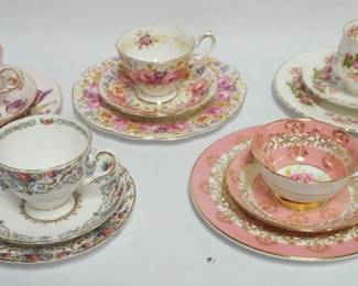 1028 GROUP OF ASSORTED CUPS, SAUCERS & UNDERPLATES INCLUDING ROYAL ALBERT