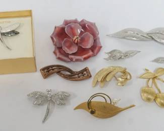 1047 9 LADIES DESIGNER PINS, 1 WITH MATCHING EARRINGS, SOME MARKED BY MAKER
