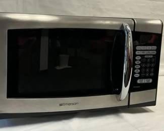 Emerson 900 Watt Microwave