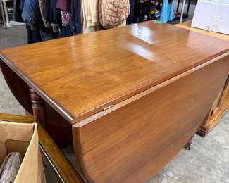 Drop leaf table