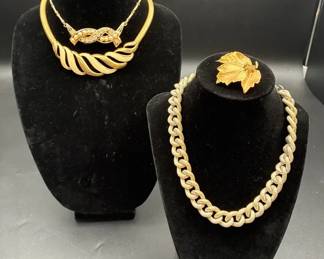Golden Glamour - Textured Chain, Rhinestones & Leaf Brooch