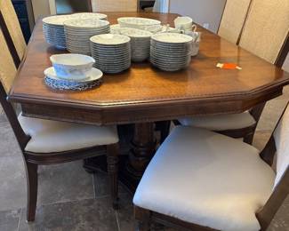 Fine Diningroom table and chairs