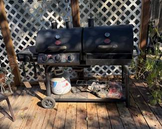 dual-chamber outdoor barbecue grill/smoker combo