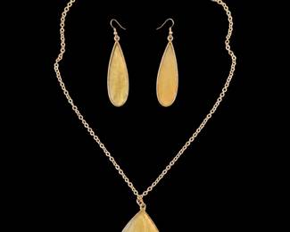 Teardrop gold necklace and matching earrings.