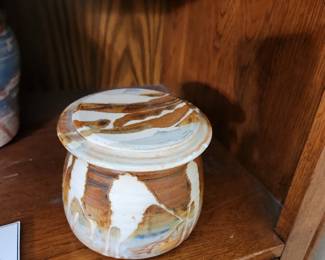 Pottery jar with lid