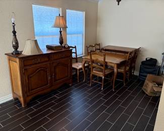Hekman Buffet and Dining Table w/6 Chairs and 2 Leaf Extensions