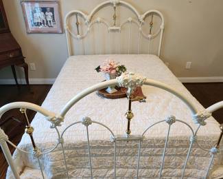 Enameled iron and brass bed