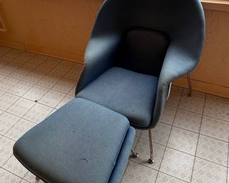 Womb-style lounge chair and ottoman