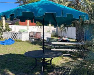 Outdoor Patio Umbrella with Scalloped Edge