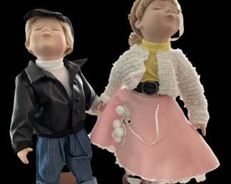 Geppeddo Porcelain Kissing Dolls Johnny Suzy
