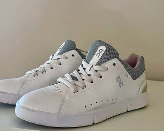 ON THE ROGER Advantage "Rosehip" Sneakers