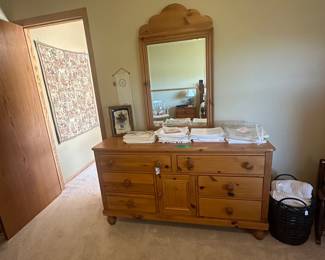 Bedroom set dresser