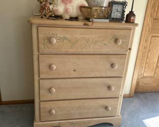 Dresser with set