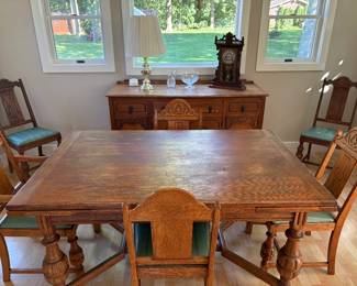 Nice Oak Dining Table with Leaves & Sideboard & 6 Chairs!