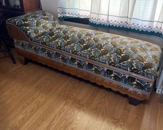 Fainting chair(Opens into a bed)