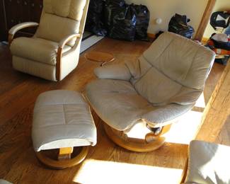 Stressless chair with ottoman