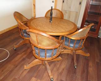 Table with 4 chairs on wheels