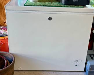 7.0 Cubic Foot Manual Defrost Chest Freezer (Model: FCM7SKAWW)