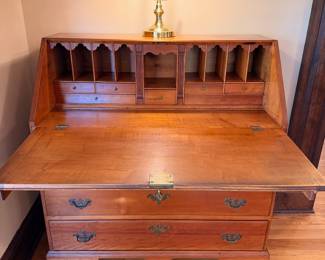 Beautiful antique 18th Century American Chippendale maple wood secretary desk/writing bureau