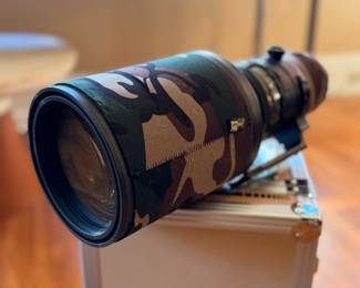 Incredible Nikon AF-S NIKKOR 500mm f/4G ED VR super-telephoto prime lens bundled with its official Nikon aluminum hard case, camo lens cover/coat, tripod foot replacement straps, keys and rear/drop-in filter