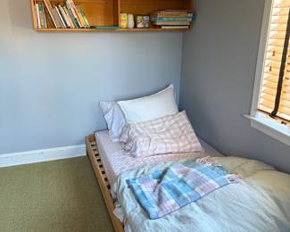 Kid's twin slat bed