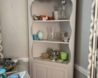Corner hutch